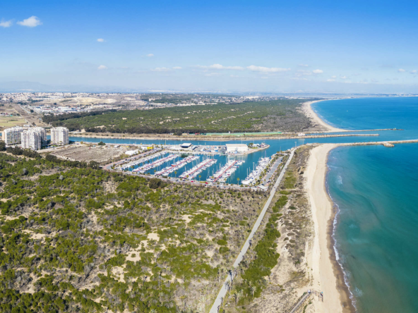 Vista Panorámica Puerto y Playa
